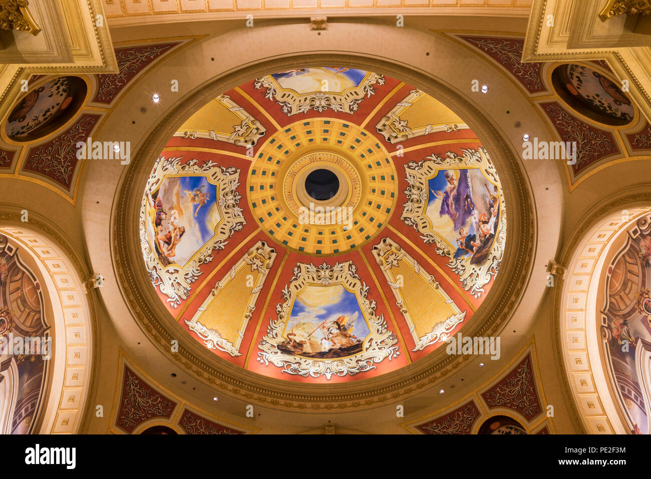 La Coupole décorée de façon complexe dans le hall de l'Hôtel resort et casino Venetian Cotai , Macao, Chine Banque D'Images