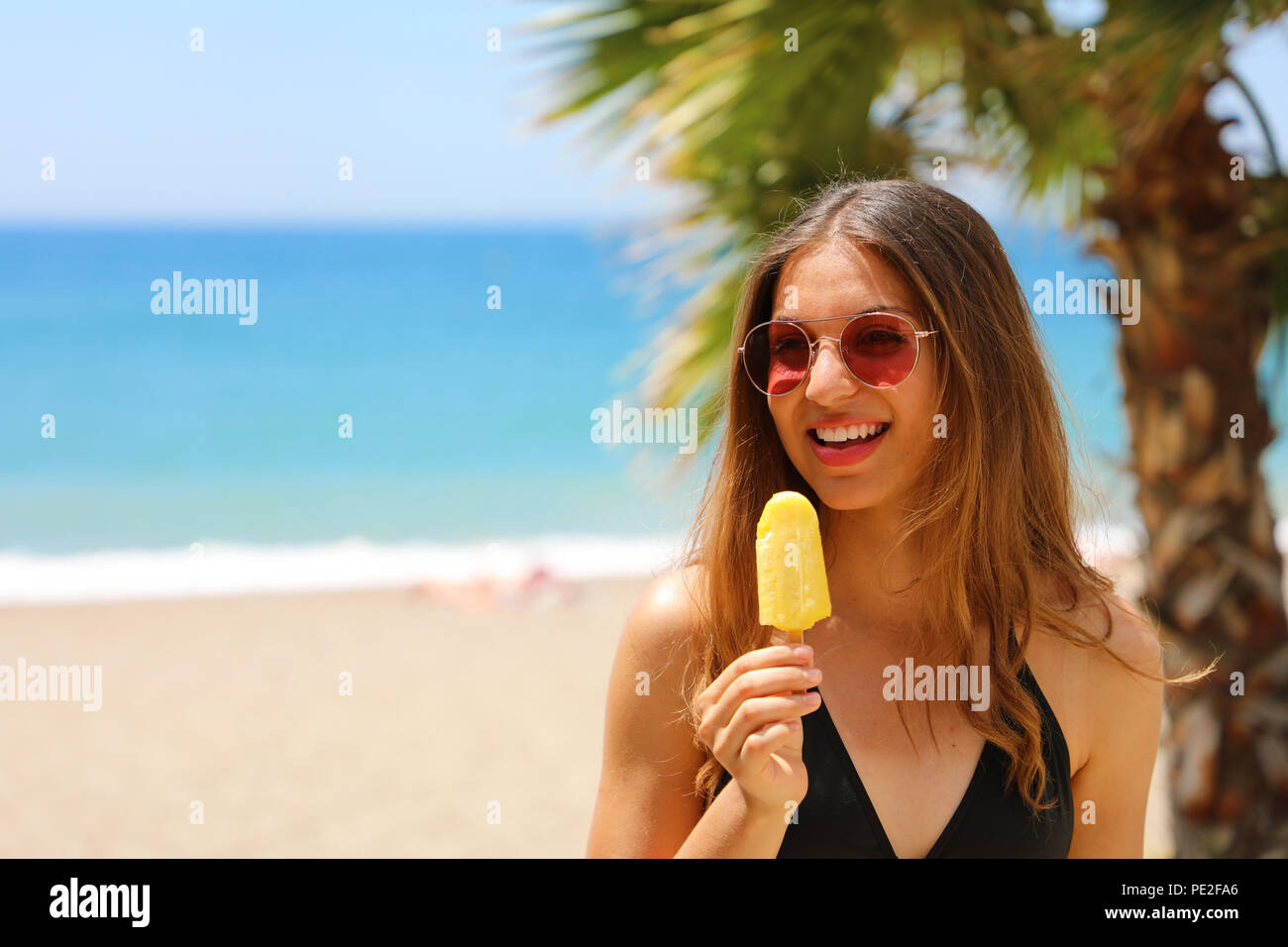 Heureux Belle Fille Avec Des Lunettes De Soleil Sur La Plage