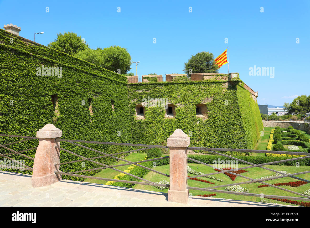 Barcelone, Espagne - 12 juillet 2018 : château de Montjuic waith drapeau catalan sur le dessus ; c'est une ancienne forteresse militaire, avec des origines datant de 1640, BUI Banque D'Images