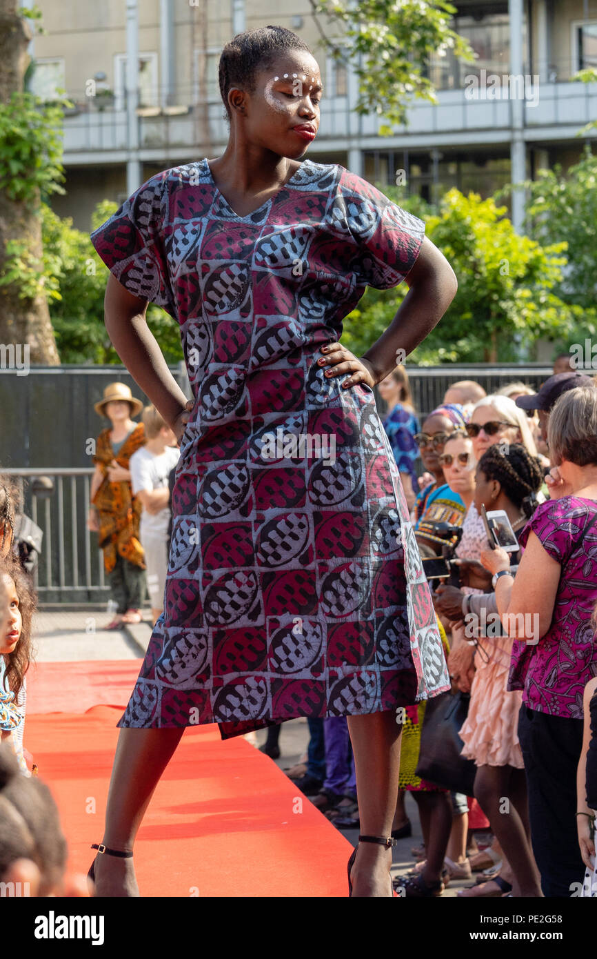 Modèle des femmes d'origine africaine montrant la mode africaine sur les podiums au fashion show au cours de Couleur Cafe 2018 à Copenhague Banque D'Images