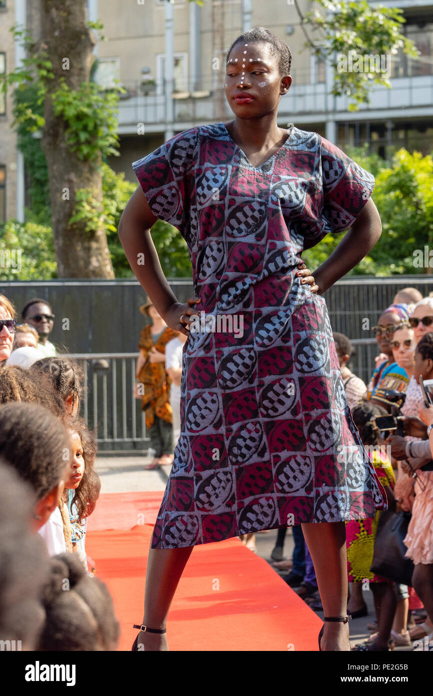 Modèle des femmes d'origine africaine montrant la mode africaine sur les podiums au fashion show au cours de Couleur Cafe 2018 à Copenhague Banque D'Images