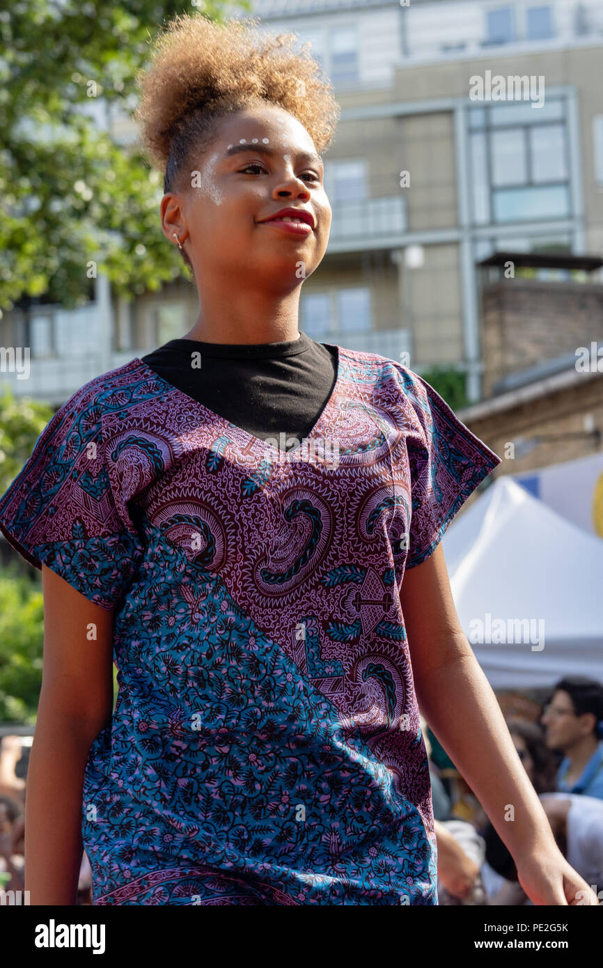 Modèle des femmes d'origine africaine montrant la mode africaine sur les podiums au fashion show au cours de Couleur Cafe 2018 à Copenhague Banque D'Images