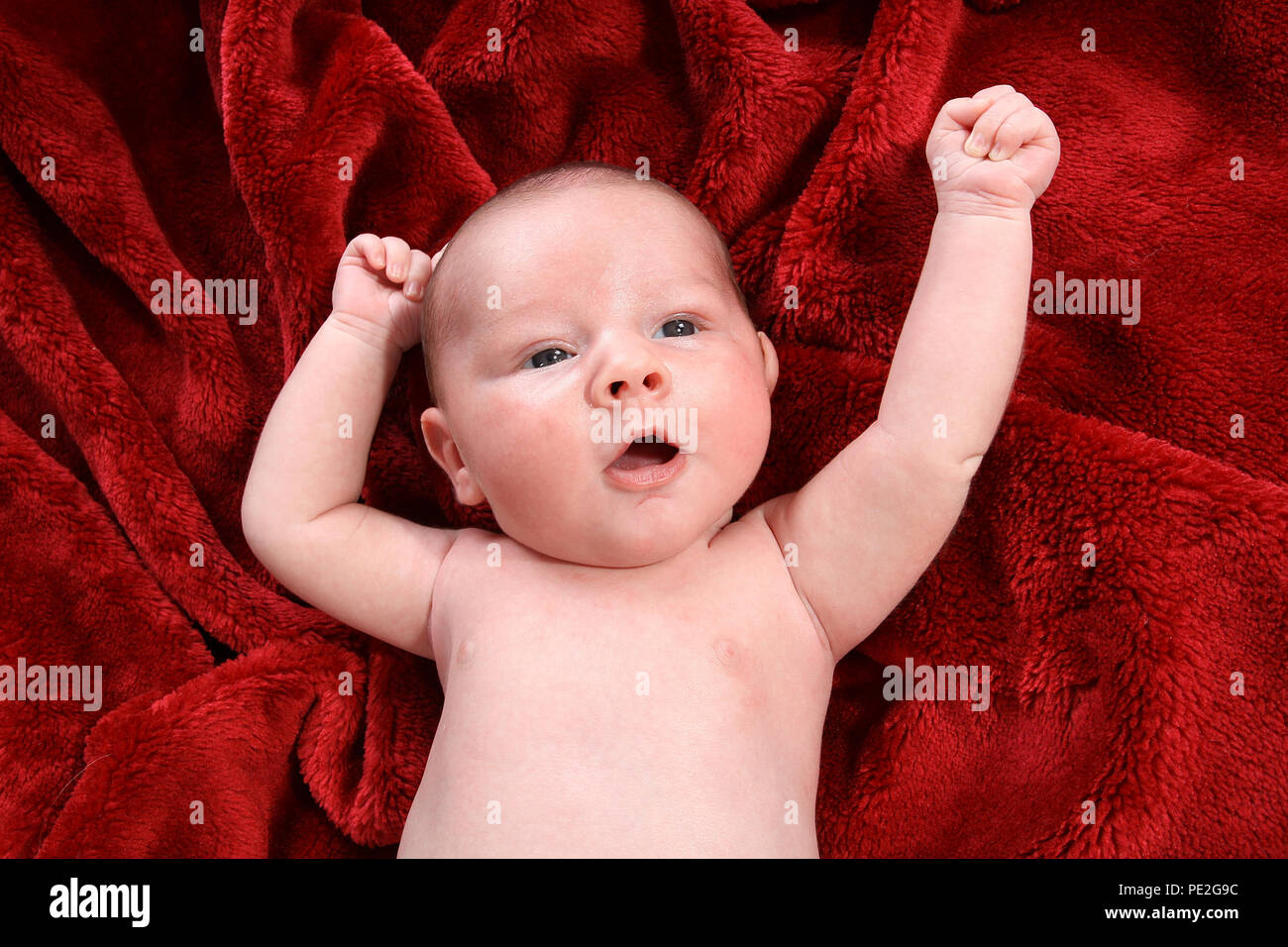 3 semaine baby boy sur red blanket Banque D'Images