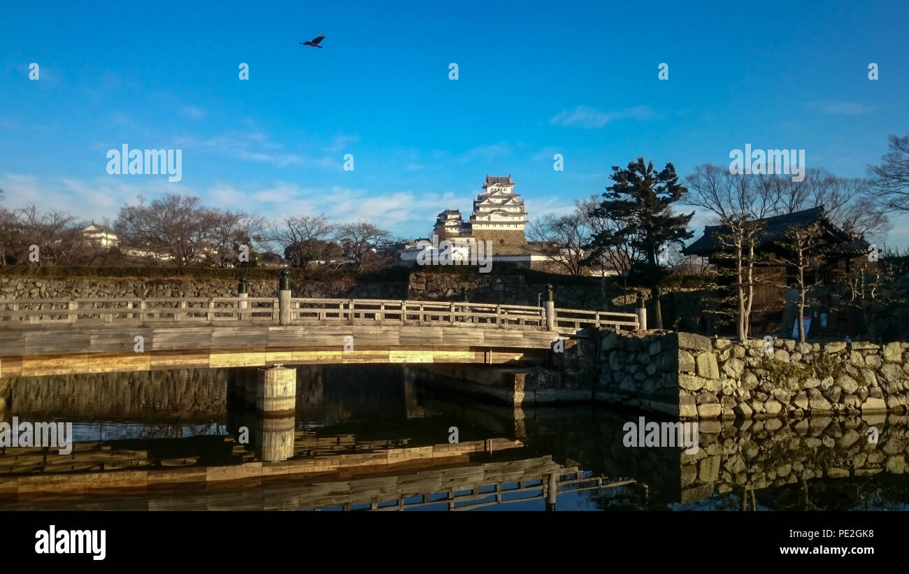 Vue lointaine du château de Himeji dans la préfecture de Hyōgo au Japon. Banque D'Images