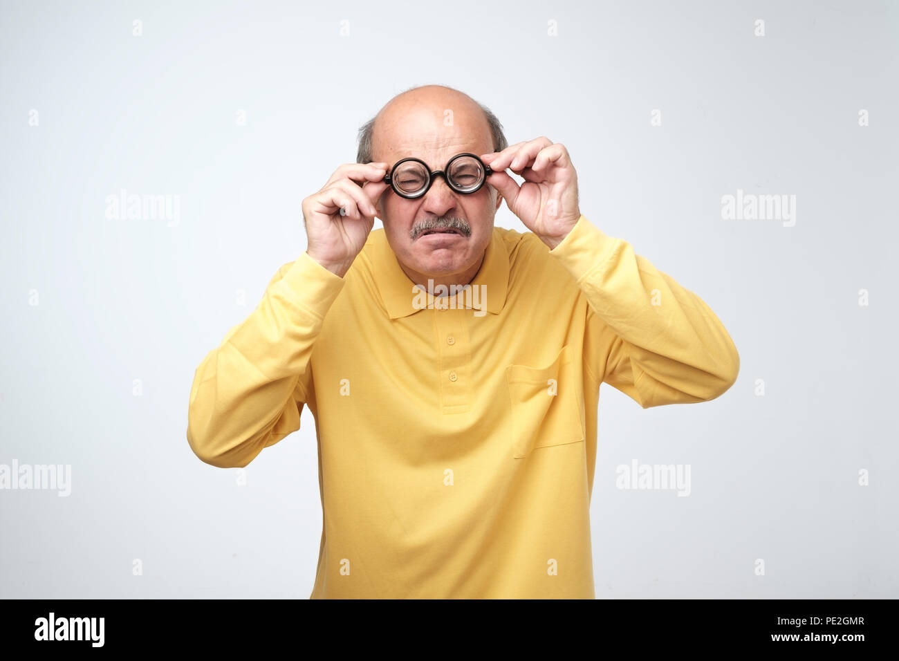 Man dans Drôle de lunettes avec expression surprise WOW isolé sur fond  blanc. Il ne peut pas en croire ses yeux. Concept de vente grand Photo  Stock - Alamy