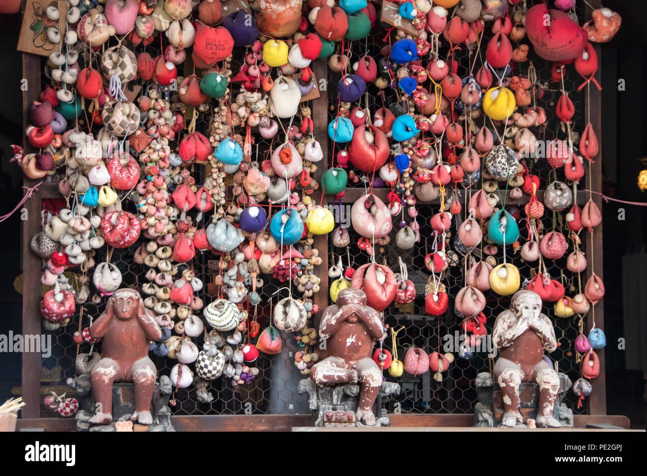 Pour les offres colorés trois singes sages du Sanctuaire Yasaka Kōshin-dō dans Higashiyama, Kyoto, Japon. Banque D'Images