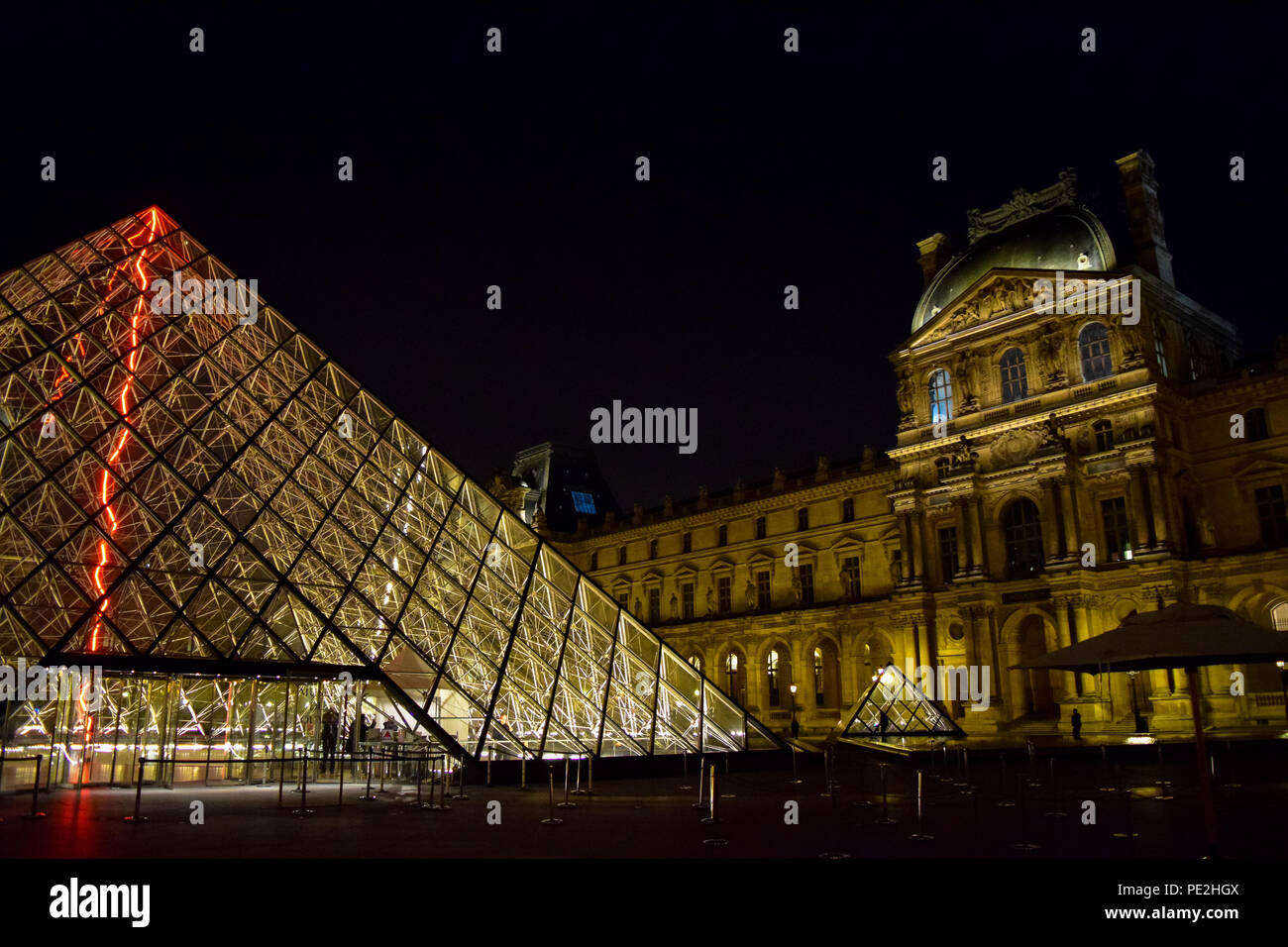 L'entrée de la pyramide du Louvre de nuit à Paris, France Banque D'Images