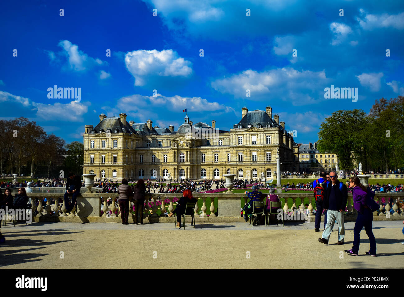 Les personnes bénéficiant d'une belle après-midi de printemps dans les parcs et jardins du Palais du Luxembourg à Paris, France Banque D'Images