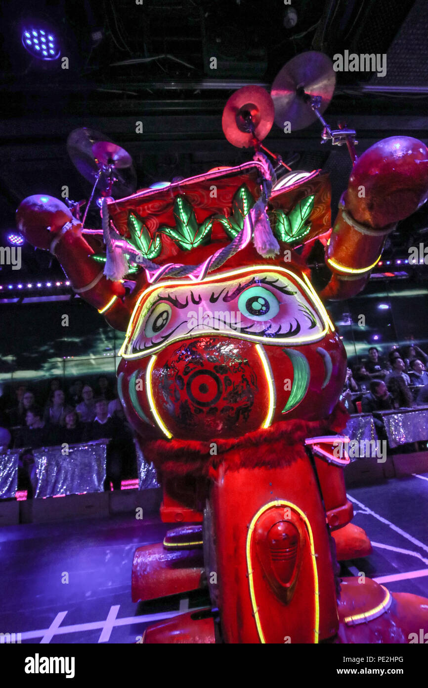 Des robots à l'impressionnant spectacle son et lumière sur le robot restaurant à Tokyo Banque D'Images