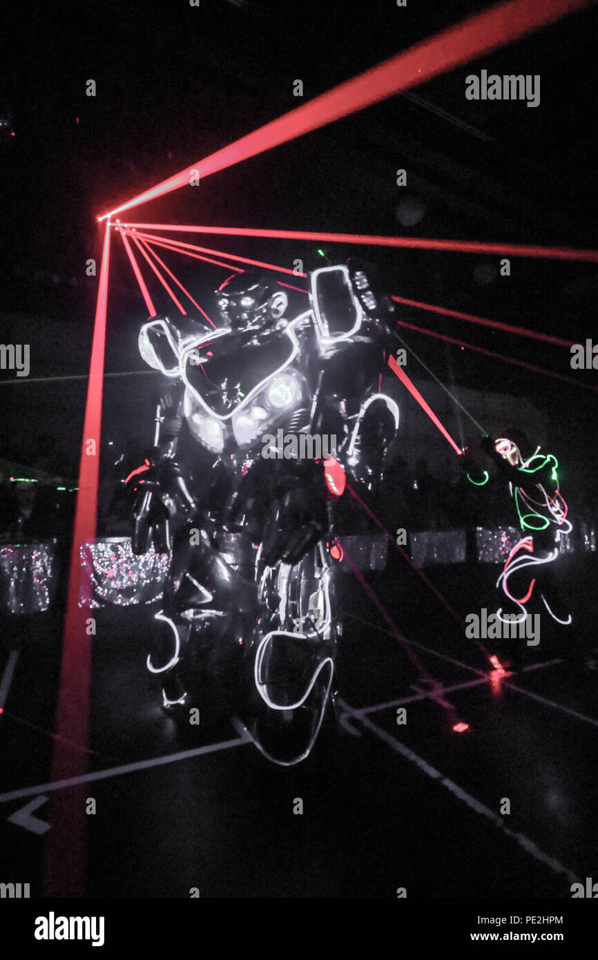 Des robots à l'impressionnant spectacle son et lumière sur le robot restaurant à Tokyo Banque D'Images