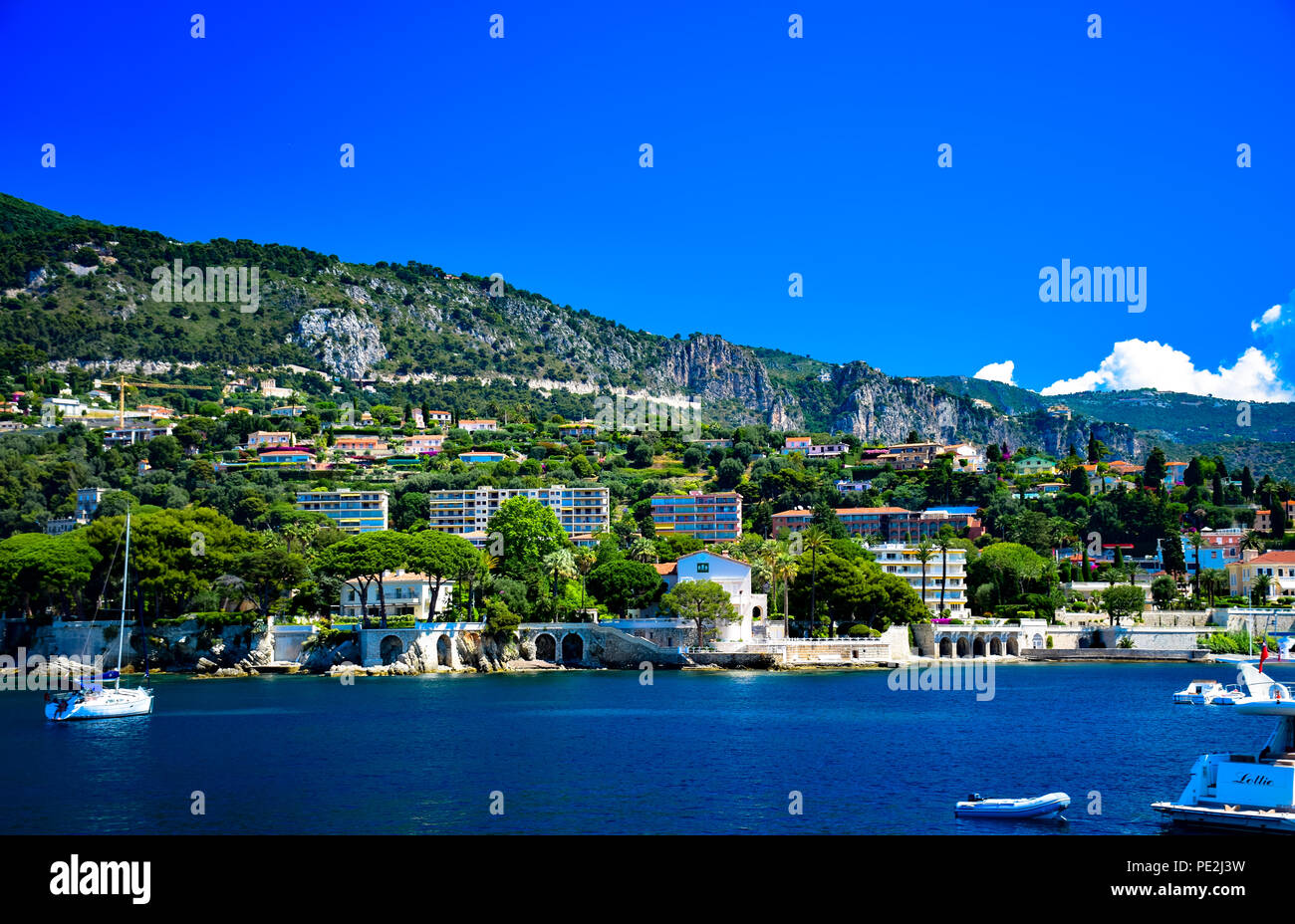 Les yachts et les hôtels particuliers le long de la côte de la magnifique Cap Ferrat sur la Côte d'Azur, France Banque D'Images