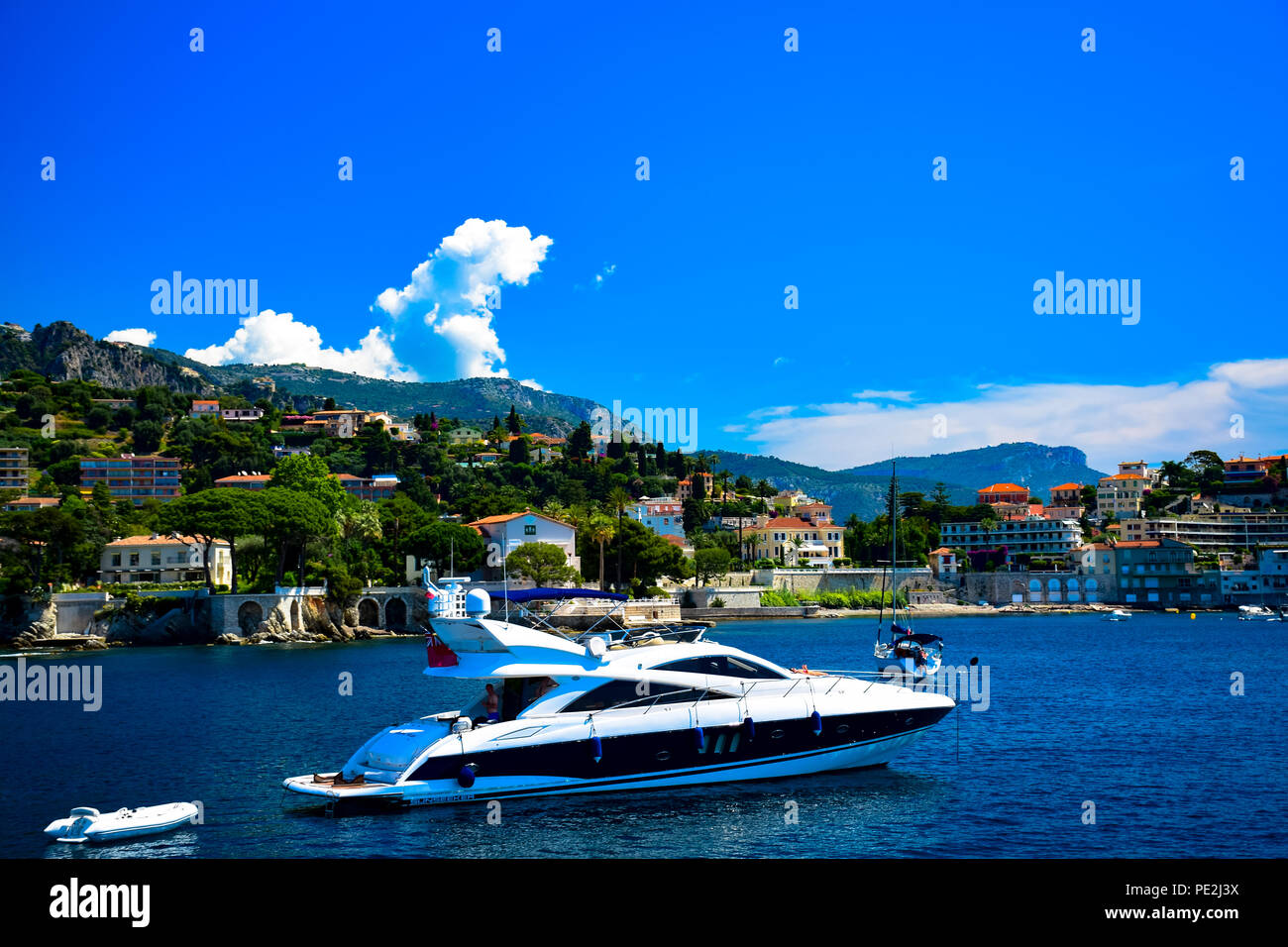 Les yachts et les hôtels particuliers le long de la côte de la magnifique Cap Ferrat sur la Côte d'Azur, France Banque D'Images