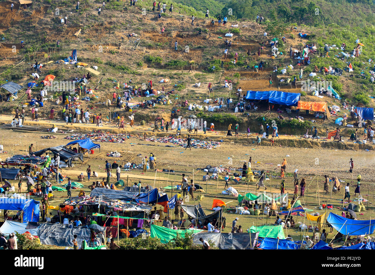 Les réfugiés rohingyas nouvellement arrivés sont la construction de maisons d'hébergement par coupe hills et buissons de nettoyage à Ukhia à Cox's Bazar du Bangladesh. Banque D'Images