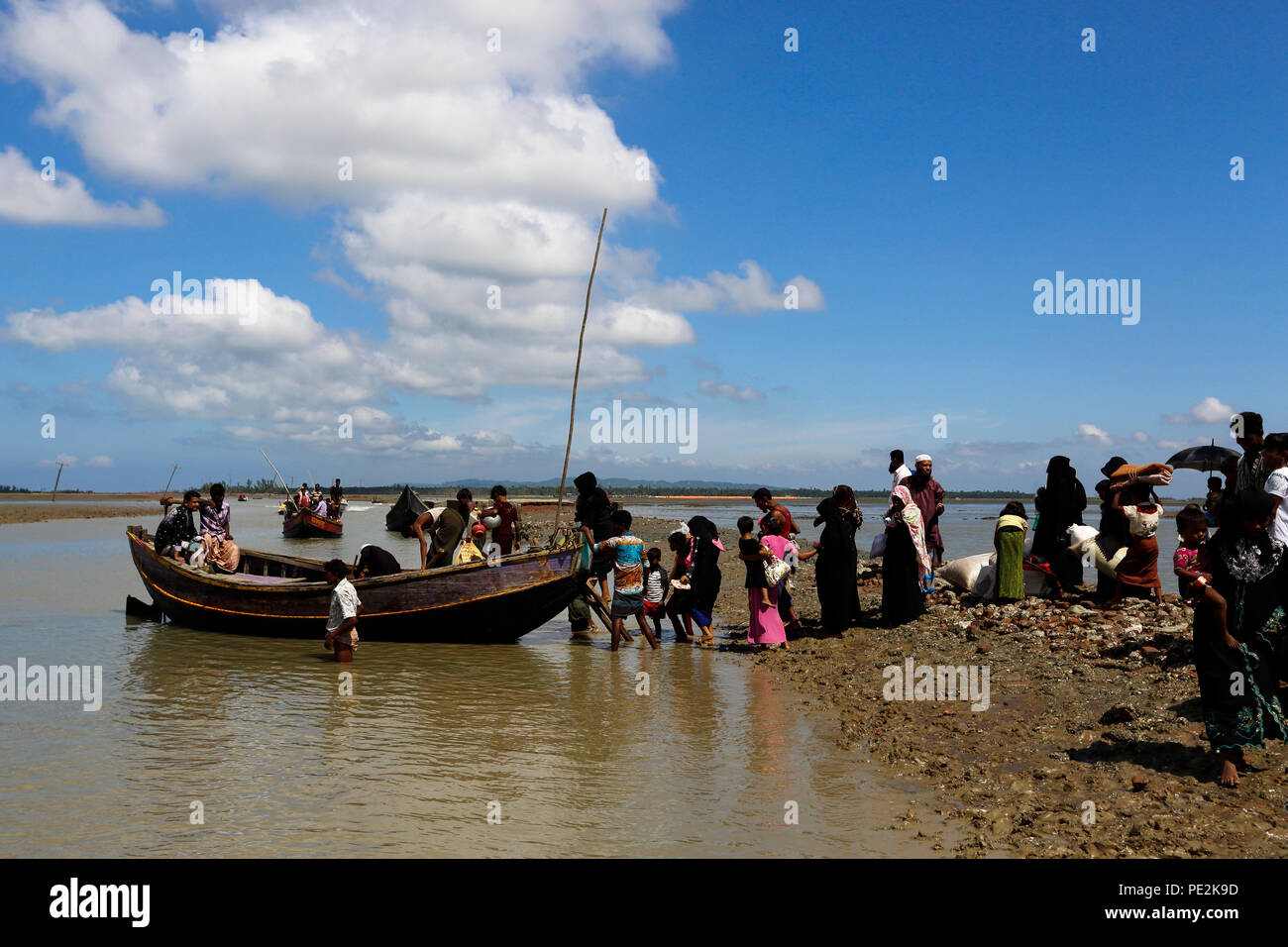Réfugiés Rohingyas arrivés à Shah Porir Dweep de Myanmar traversant le fleuve Naf par bateau. Teknaf, Cox's Bazar (Bangladesh). Banque D'Images