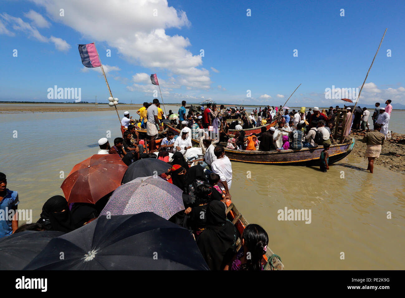 Réfugiés Rohingyas arrivés à Shah Porir Dweep de Myanmar traversant le fleuve Naf par bateau. Teknaf, Cox's Bazar (Bangladesh). Banque D'Images