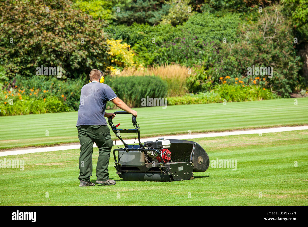 Coupe groundsman jardinier tondre le gazon le gazon à Oxford en utilisant  un collage Trinity Allett traditionnel Buffalo 34' tondeuse à cylindre  Photo Stock - Alamy