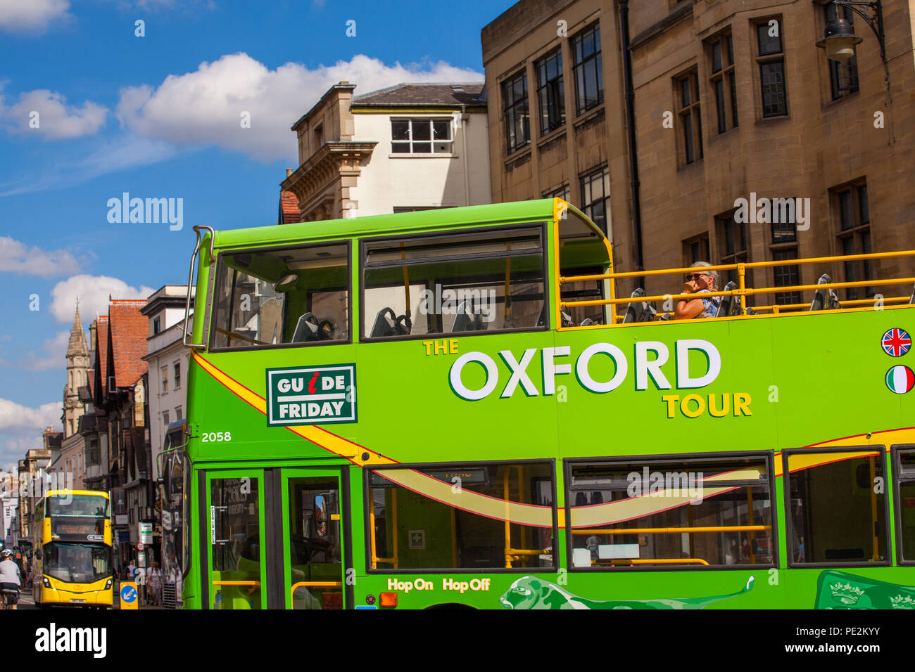 Green open top bus à deux étages faisant des visites guidées de la ville d'Oxford pour les touristes et les visiteurs England UK Banque D'Images
