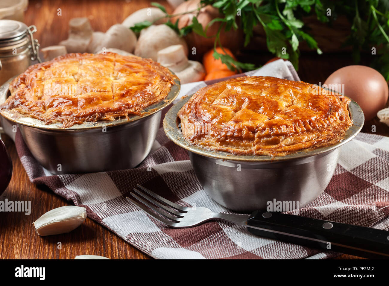 Ragoût de boeuf frais tarte sur une plaque à cuisson en cocotte Banque D'Images