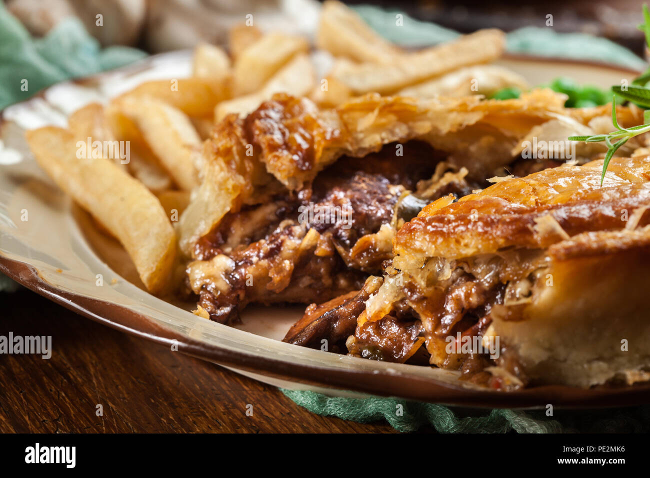 Ragoût de boeuf maison pie avec frites. La viande en pâte feuilletée Banque D'Images
