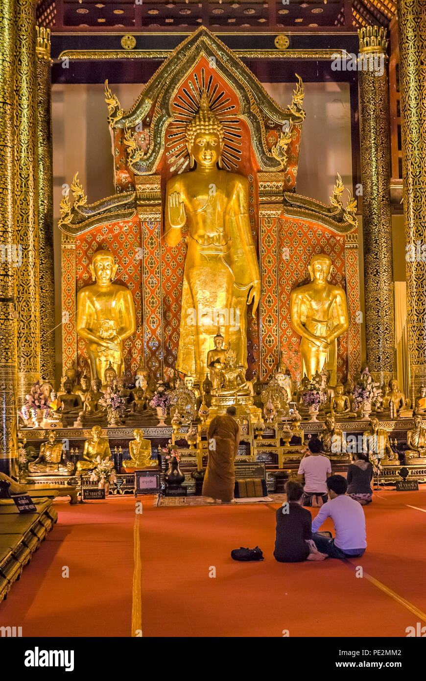 Bouddha en or à l'intérieur de Wat Chedi Luang, Chiang Mai, Thaïlande du Nord Banque D'Images Bouddha en or à l'intérieur de Wat Chedi Luang, Chiang Mai, Thaïlande du Nord Banque D'Images