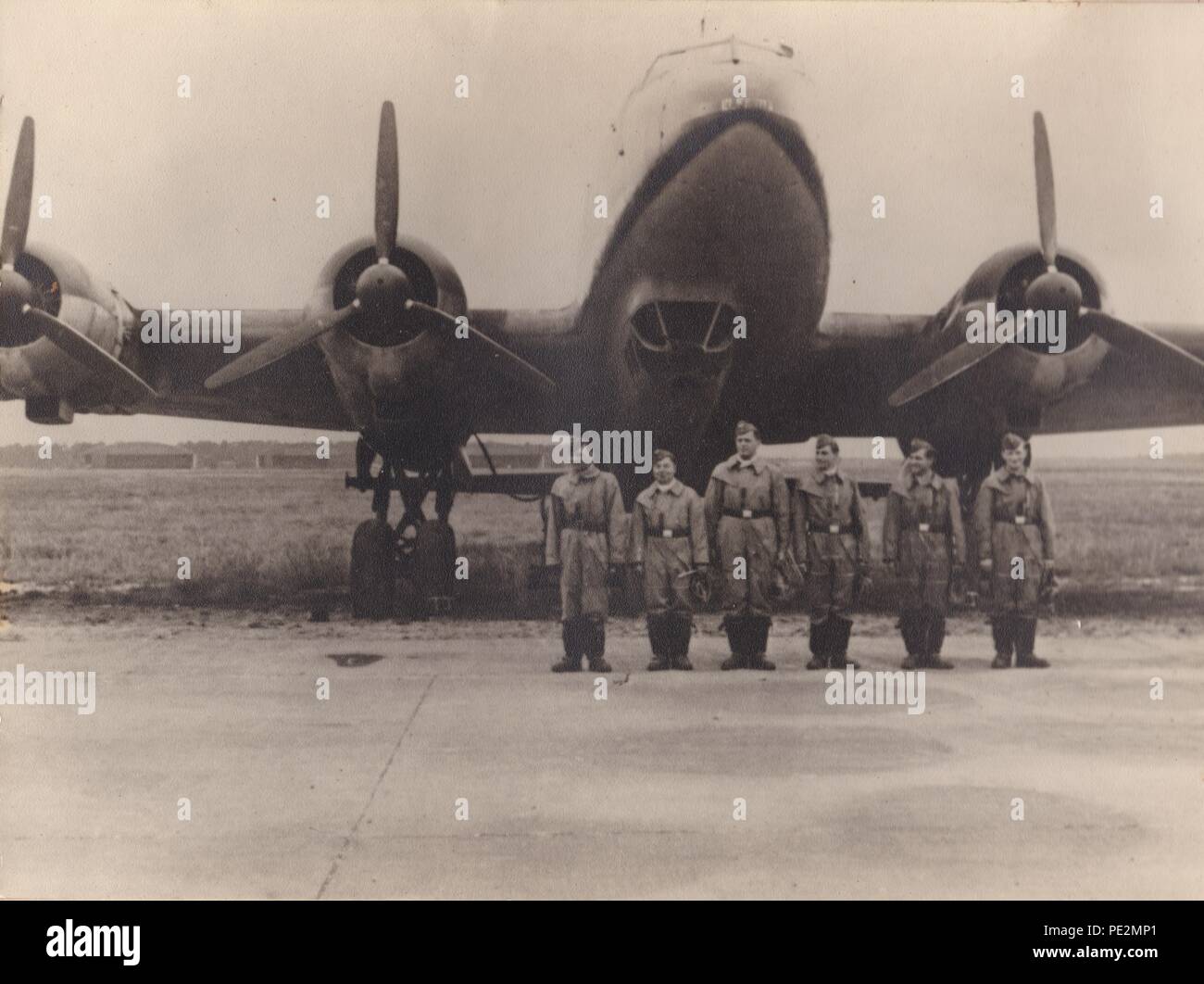 Droit de l'album photo de Karl Oberfeldwebel Gendner de 1. La Kampfgeschwader 40, Staffel : Oberfeldwebel Karl pilote Gendner (deuxième à gauche) et son équipage s'en tenir à leur Focke Wulf FW 200 Condor du 1./KG 40, avant une mission le 28 juin 1941. Le censeur a retiré les 40 kg d'emblèmes sur l'avant de l'avion. Banque D'Images