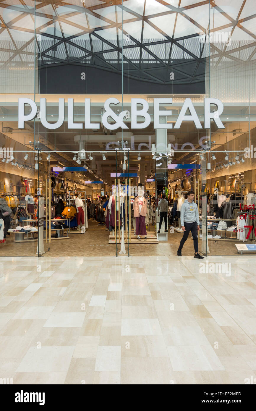 Pull & bear Banque de photographies et d'images à haute résolution - Alamy