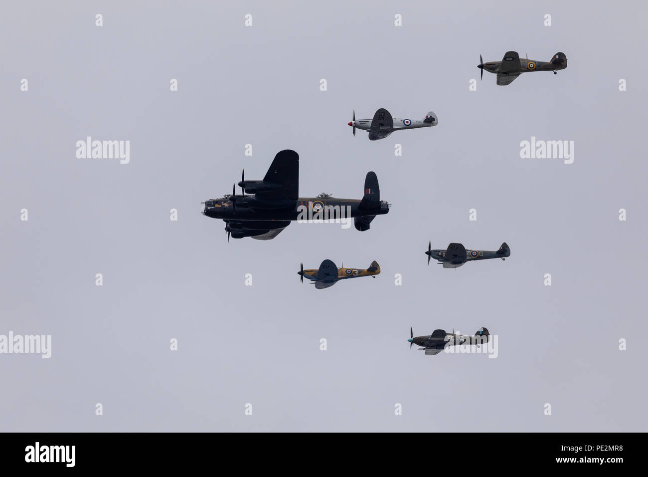 L'Avro Lancaster vol en formation avec Spitfire et Hurricane pour la RAF100 anniversaire passage aérien sur Londres Banque D'Images