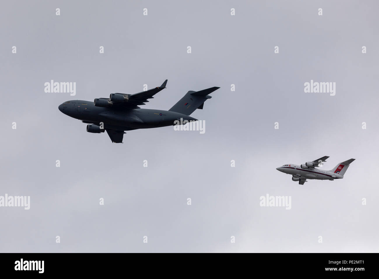 Un RAF C-17 Globemaster III, volant en formation à basse altitude avec un BAE 146 frais généraux pour la RAF100 Anniversaire Banque D'Images