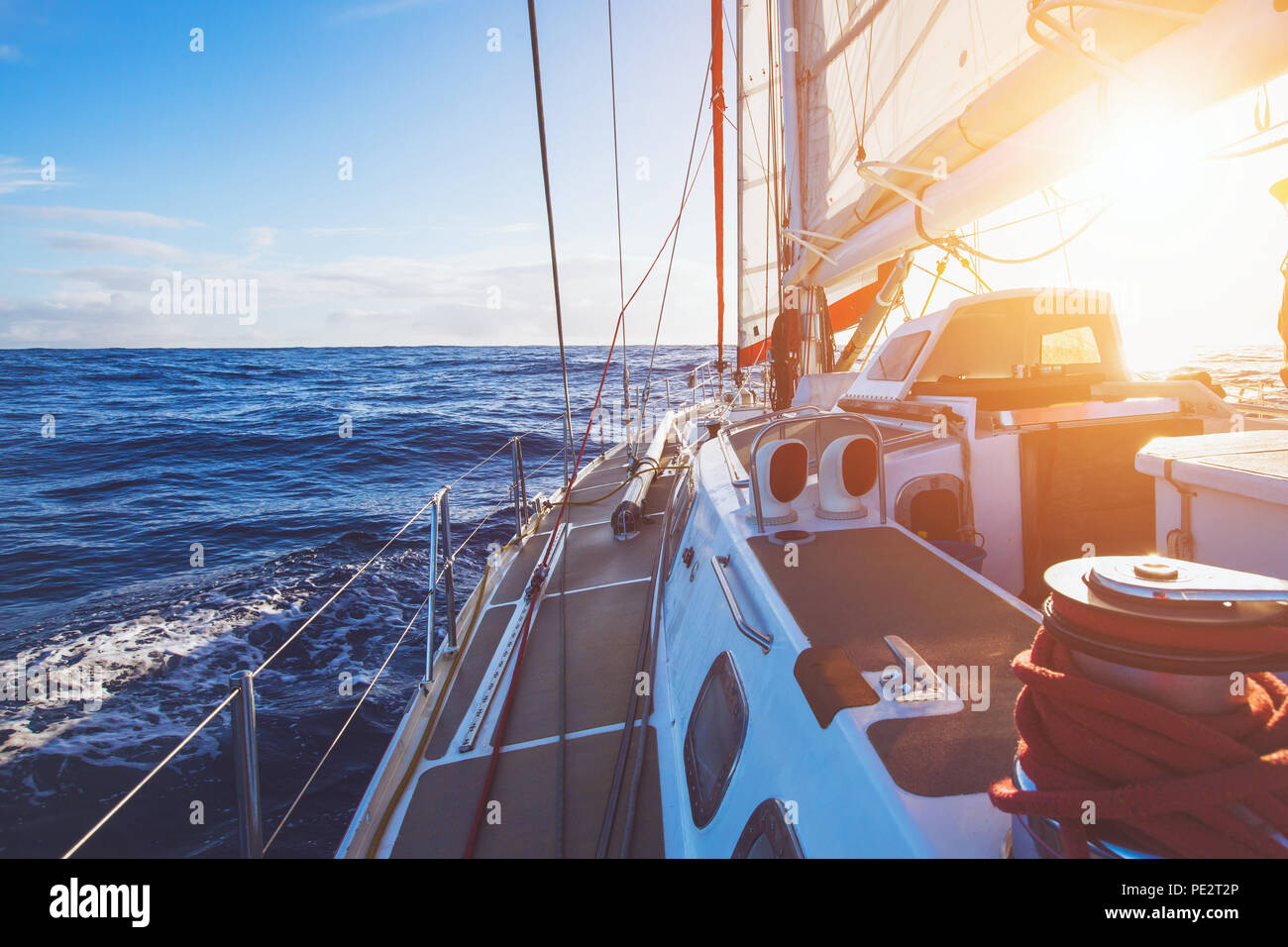 Bateau voilier naviguant dans la mer au coucher du soleil, croisière yacht Banque D'Images