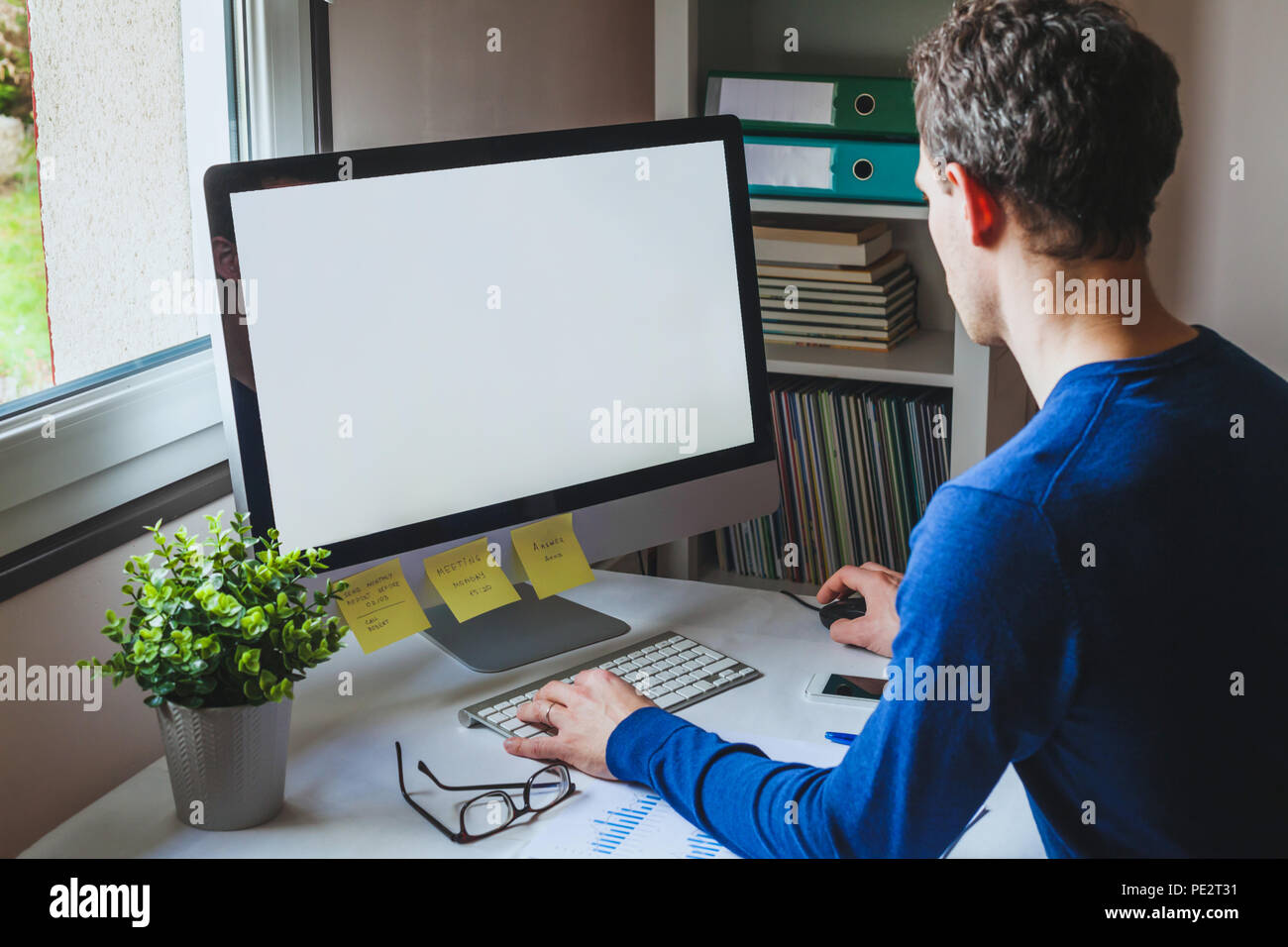 L'homme d'affaires entrepreneur travaillant sur ordinateur avec écran vide vide dans le bureau, businessman reading rapport en ligne sur le site internet Banque D'Images