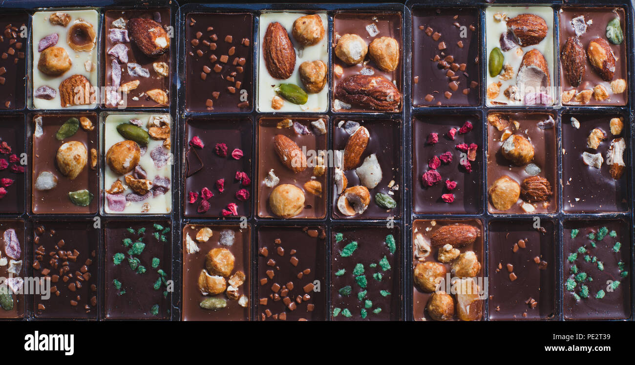 La texture du chocolat, douce avec les amandes, pistaches et caramel Banque D'Images