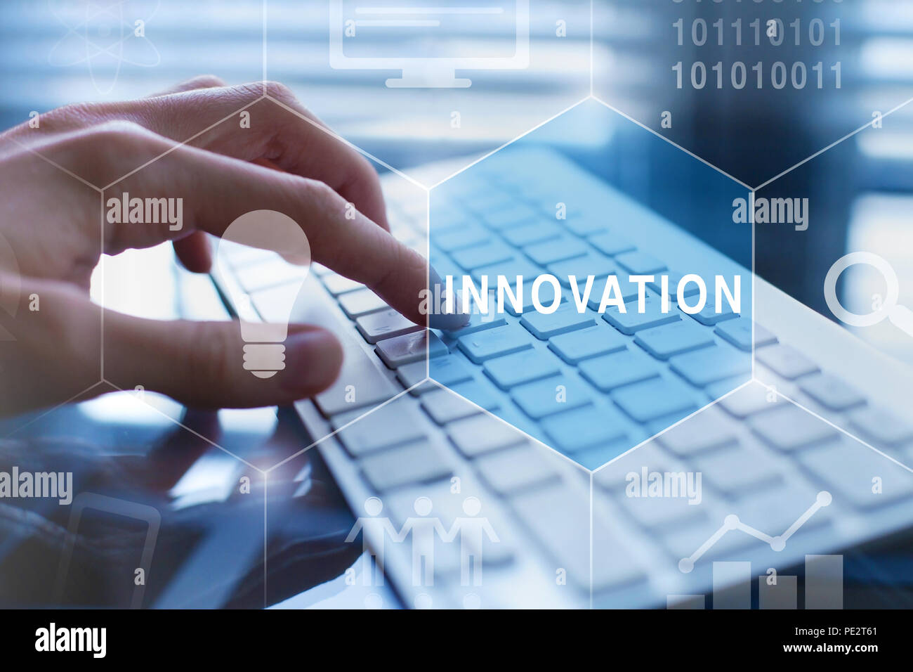 Concept de l'innovation, la nouvelle technologie numérique, l'idée et le développement icônes, mains de taper sur l'arrière-plan Banque D'Images