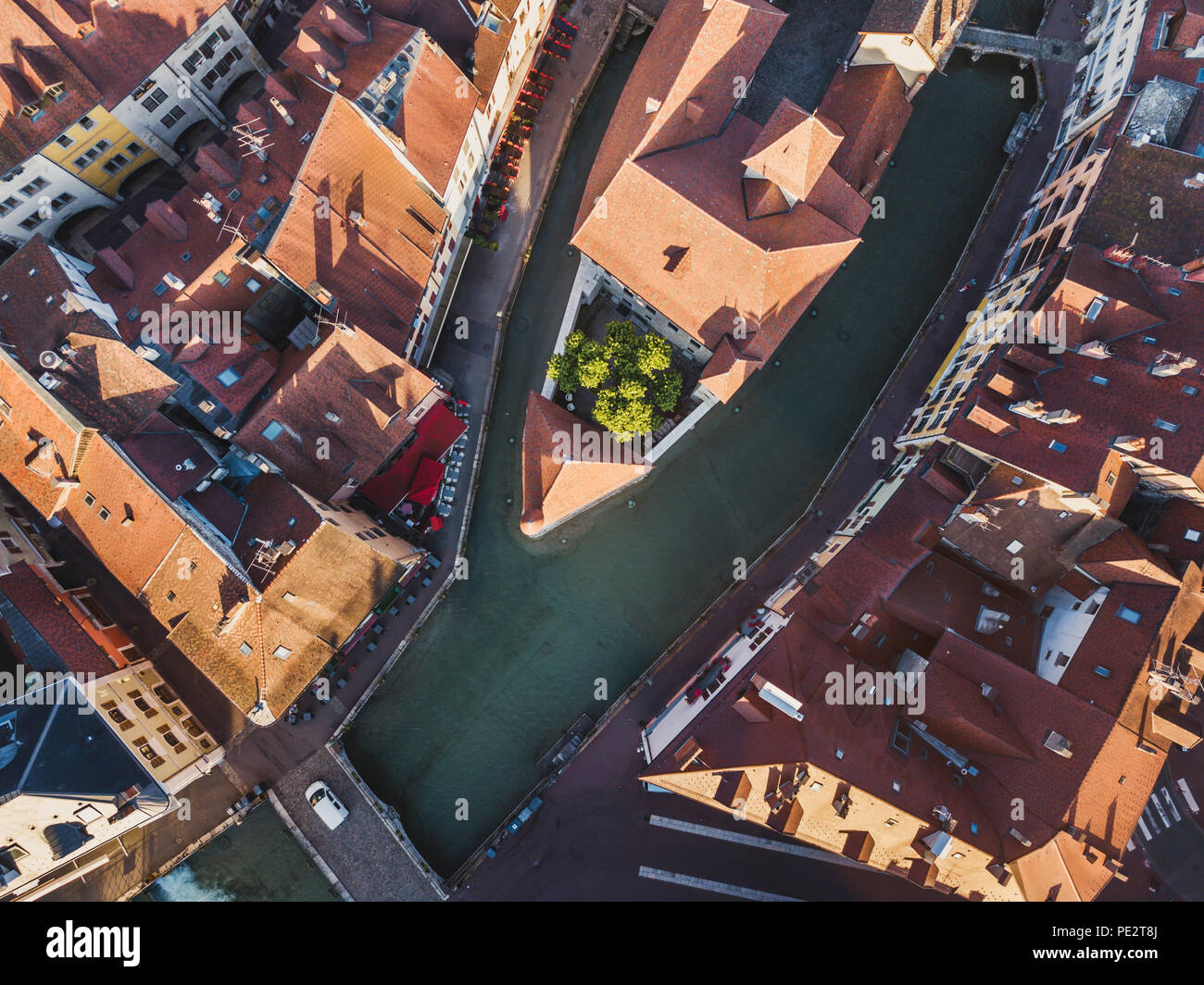 Palais de l'Isle d'annecy vue du dessus de l'antenne, drone cityscape de monument historique, musée de l'architecture en France Banque D'Images