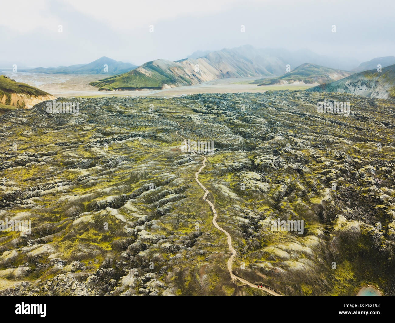 Paysage volcanique de l'antenne dans le landmannalaugar Islande highlands, drone vue du sentier de randonnée dans les montagnes d'en haut Banque D'Images