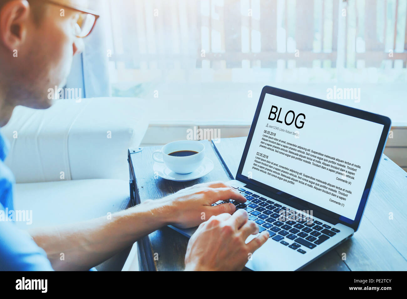 Blog, blogger écrit nouvel article dans l'écran d'ordinateur portable, blogging Banque D'Images