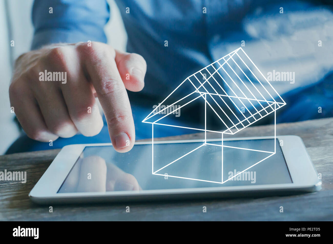 Numérique, projet immobilier concept 3d modèle de maison virtuelle sur l'écran de l'ordinateur tablette Banque D'Images