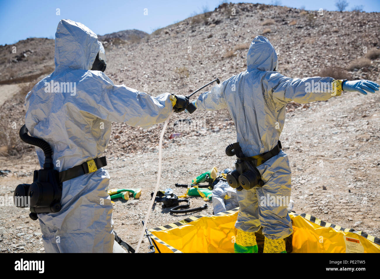 Marines avec 3e Unité de désamorçage des explosifs, 9e Bataillon de soutien du génie, effectuer la décontamination chimique pendant une simulation de l'exercice dans l'élimination des dangers explosées gamme 112, 20 Septembre, 2015. (Marine Corps photo par Lance Cpl. Levi Schultz/libérés) Banque D'Images