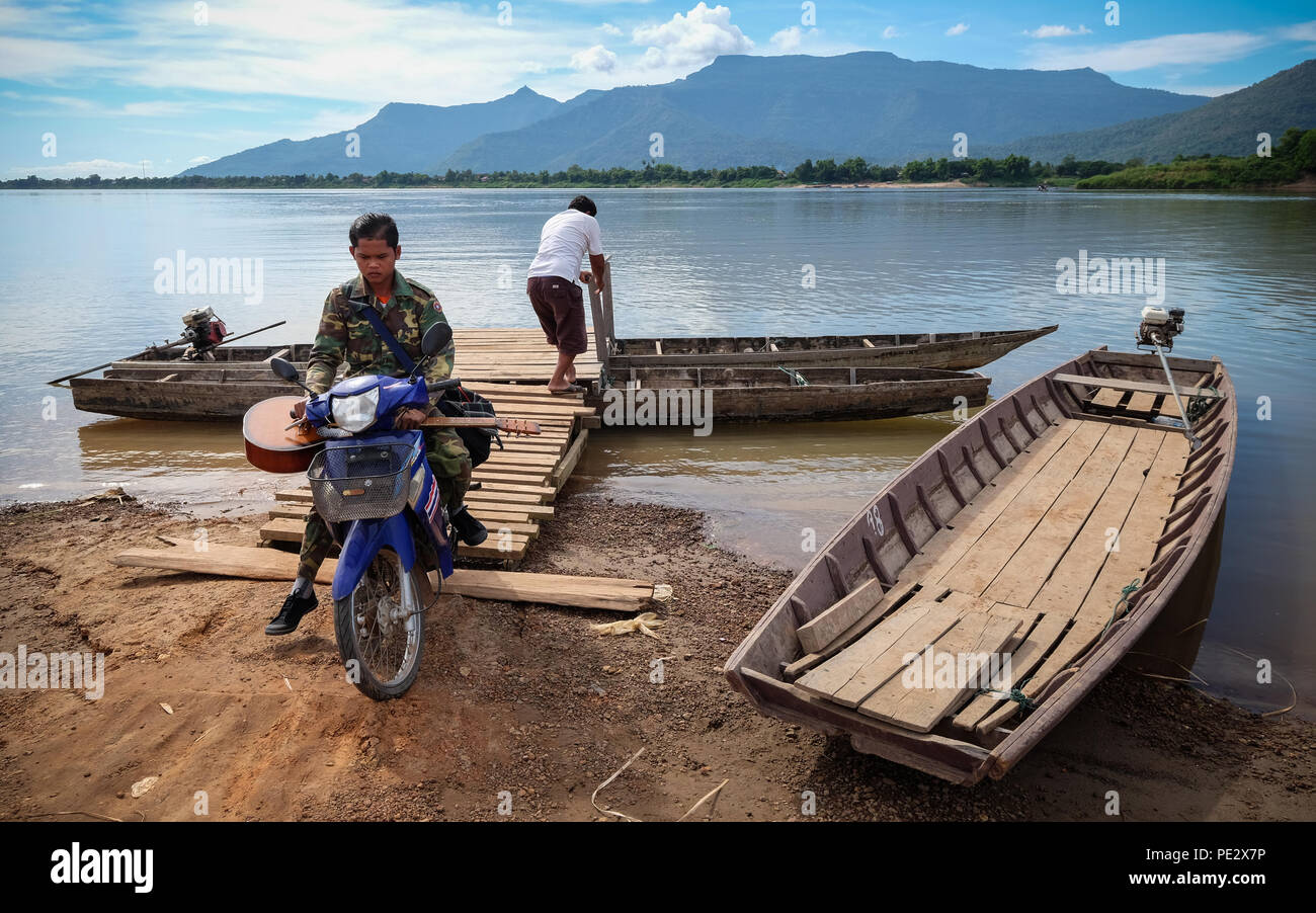 Un groupe d'étudiants à l'aide d'un ferry en bois traversant la rivière du Mékong à Muang près de Champassak, Paksé, au Laos Banque D'Images