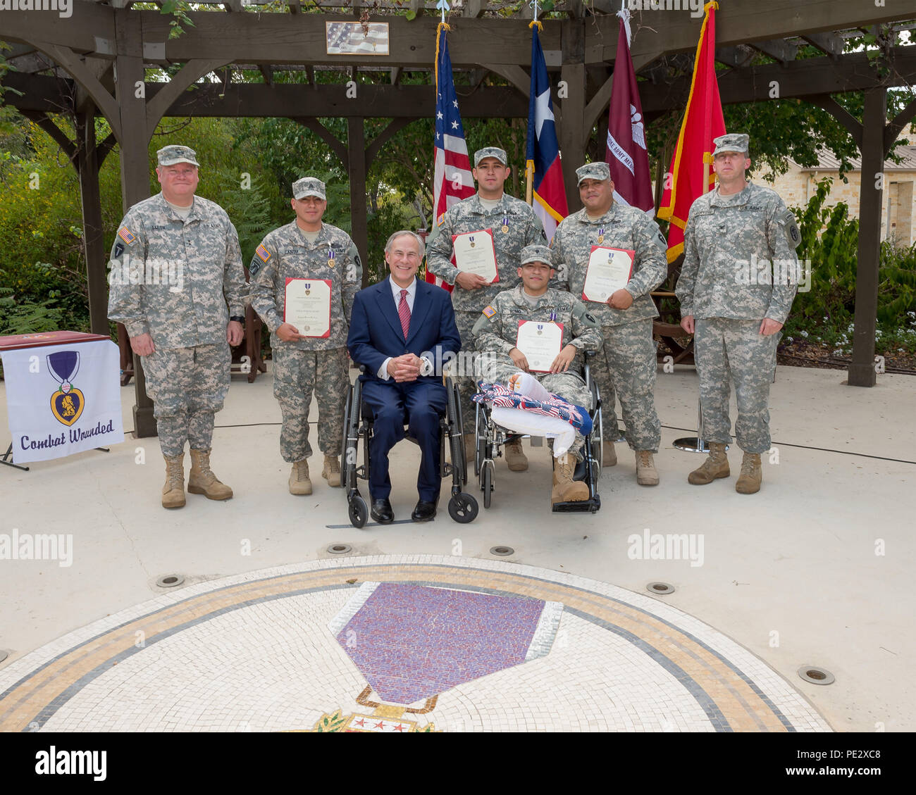 Texas Gov. Greg Abbott rejoint le major-général William 'Len' Smith, gauche, adjudant général adjoint et commandant de la Garde nationale du Texas, le Sgt. Michael Cantu, SPC. James Burkett, SPC. Jose Romo, le s.. Guadalupe Chapa et le Colonel Mark Swofford, chef de cabinet, Brooke Army Medical Center, posent pour une photo de groupe à un Texas Purple Heart cérémonie tenue à Fort Sam Houston à San Antonio, le 24 septembre, 2015. Le Texas a accordé la garde nationale de l'armée ont été déployés avec le 1er escadron, 112e régiment de cavalerie, qui faisait partie de la Force multinationale et Observateurs (FMO) mission en Egypte, lorsqu'ils ont reçu Banque D'Images