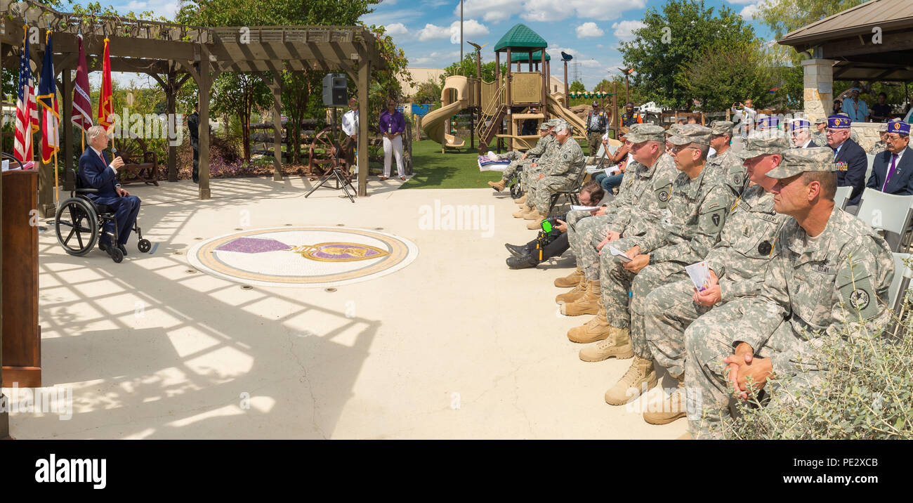 Texas Gov. Greg Abbott participants adresse d'un Texas Purple Heart Award cérémonie tenue à Fort Sam Houston à San Antonio, le 24 septembre, 2015. Texas quatre gardes nationaux de l'armée ont été déployés avec le 1er escadron, 112e régiment de cavalerie, qui faisait partie de la Force multinationale et Observateurs (FMO) mission en Egypte, quand ils ont reçu leurs blessures. (U.S. La Garde nationale de l'armée photo par le Sgt. 1re classe Malcolm McClendon) Banque D'Images