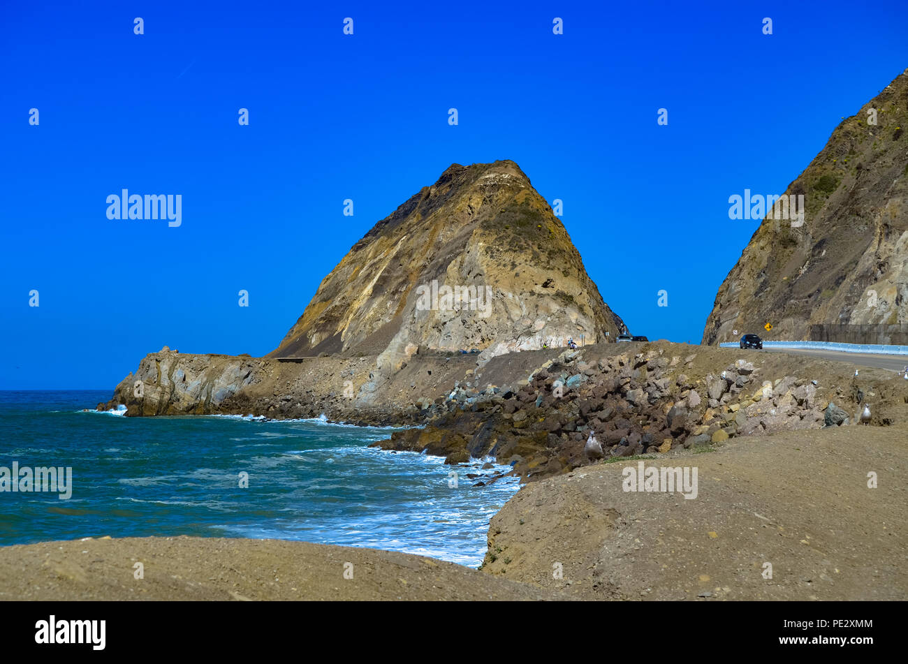 Mugu Rock à Malibu, en Californie, à partir de la route côtière du Pacifique Banque D'Images