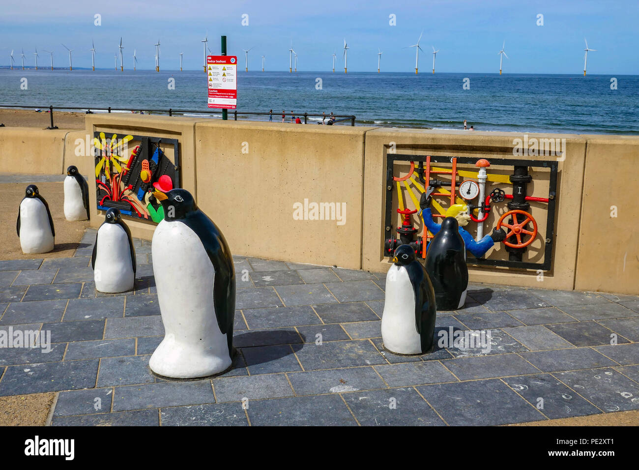 Les pingouins et les œuvres sur le front, Redcar, North Yorkshire, Angleterre, Royaume-Uni, littoral, maison de vacances Banque D'Images