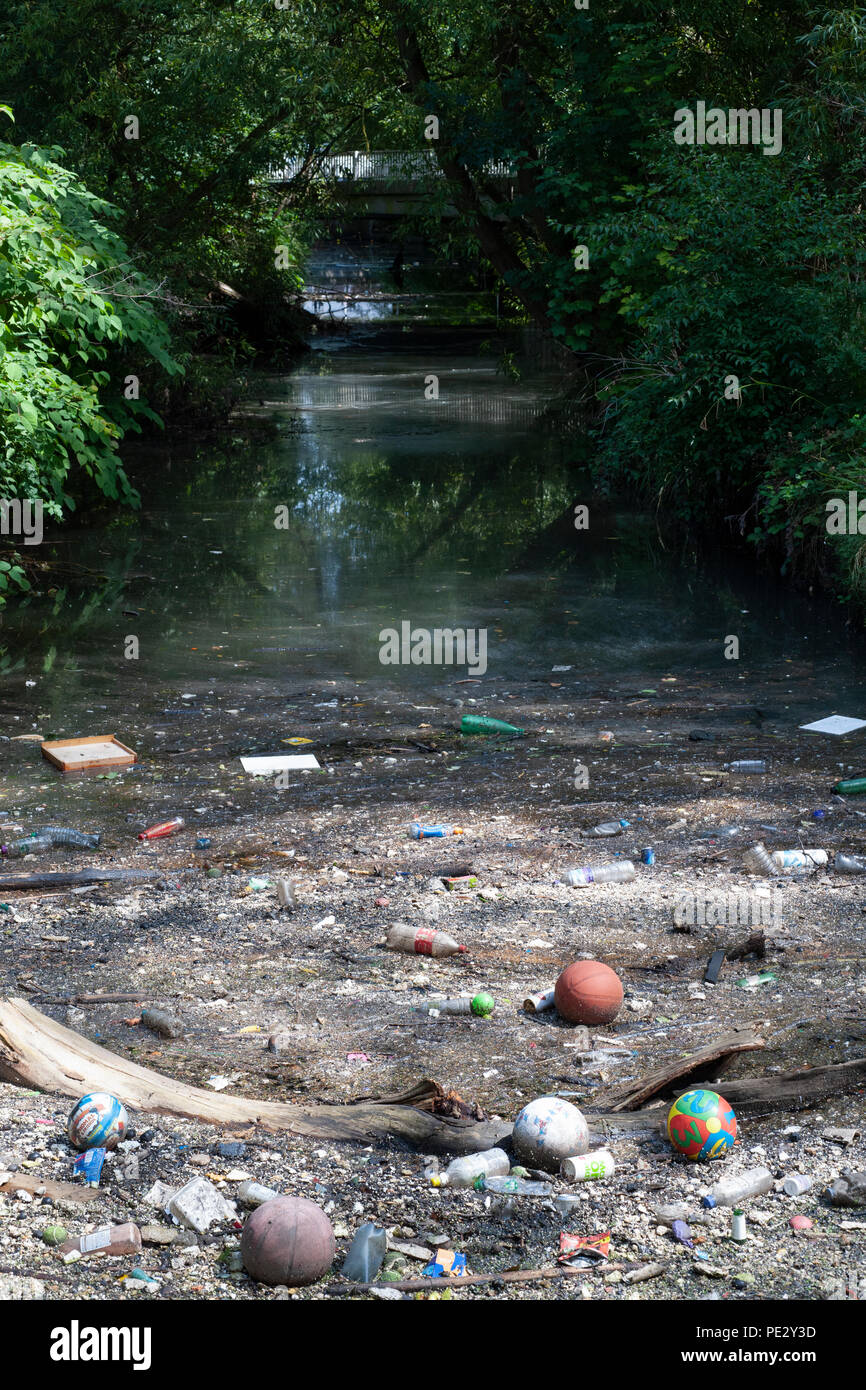 Pollution des rivières recueillie près d'une grille de pollution, rivière Brant, près du réservoir Brant, également connu sous le nom de réservoir Welsh Harp, Brant, Londres, Royaume-Uni Banque D'Images