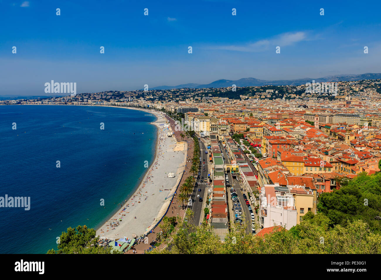 Vue de la côte méditerranéenne et la ville de la vieille ville, Vieille Ville du haut de la colline du château à Nice, Côte d'Azur, Cote d'Azur, Fra Banque D'Images
