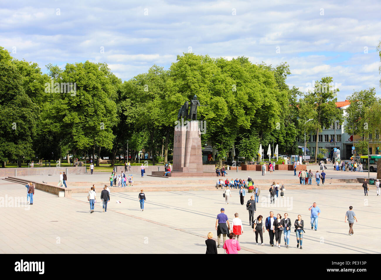 VILNIUS, LITUANIE - 7 juin 2018 : les gens en place avec Monument de Grand-duc Gediminas, Vilnius, Lituanie Banque D'Images