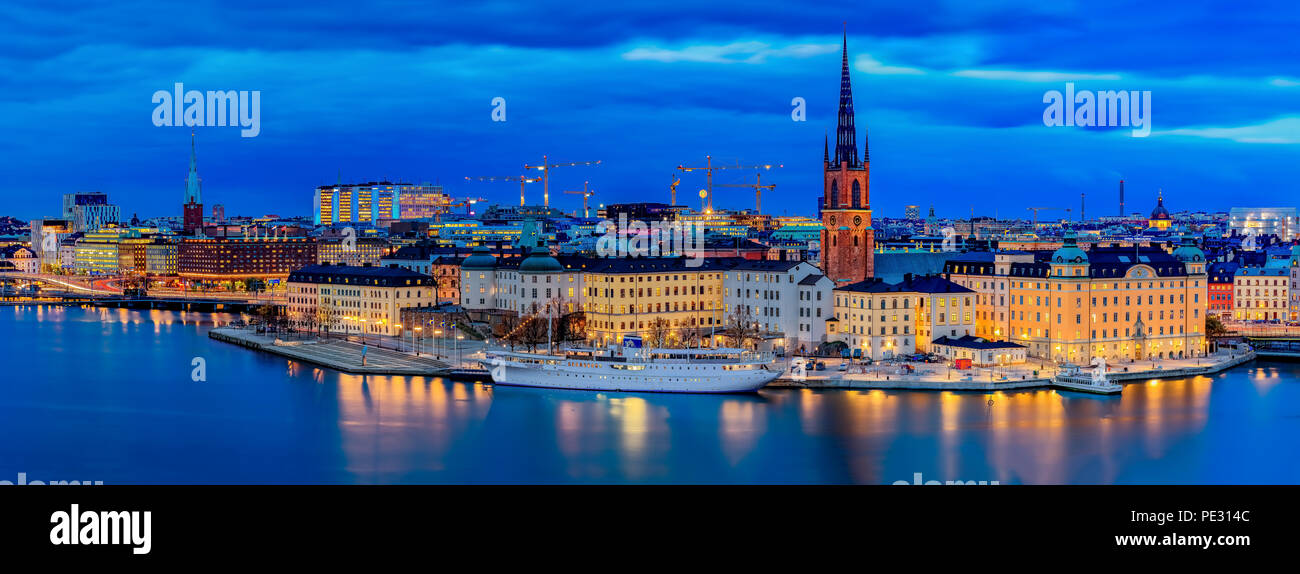 Stockholm, Suède - 24 octobre 2017 : vue panoramique sur le Lac Malaren au coucher du soleil sur les bâtiments gothique traditionnel dans la vieille ville, Gamla Stan et Ridda Banque D'Images
