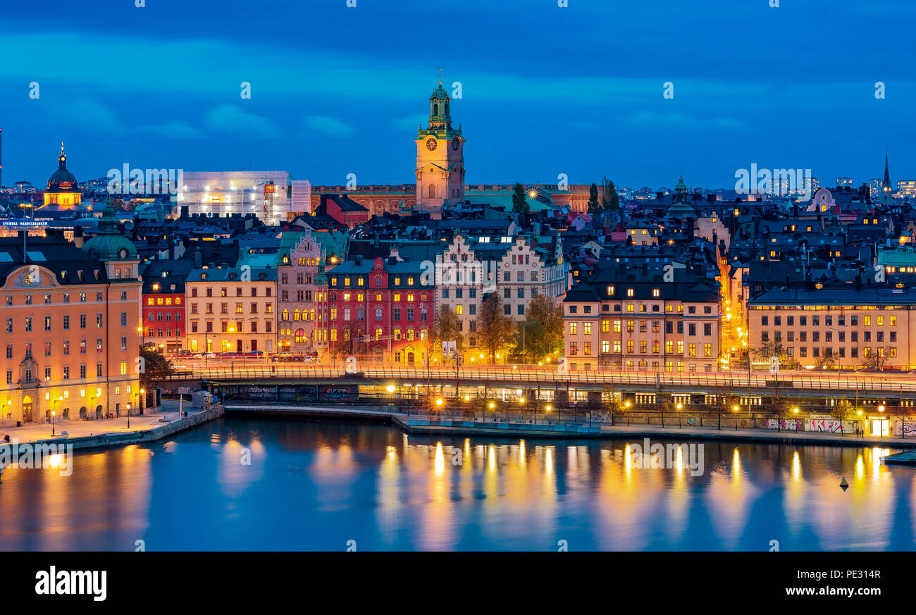 Stockholm, Suède - 24 octobre 2017 : le coucher du soleil sur le Lac Malaren sur Storkyrkan ou Stockholm et cathédrale gothique traditionnel dans l'o Banque D'Images