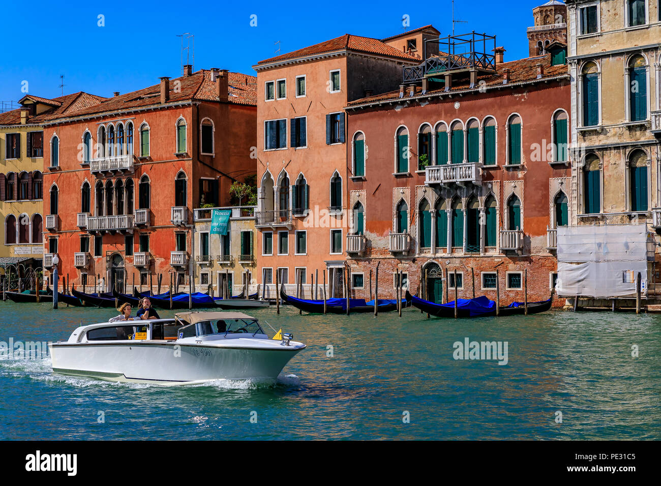 Venise, Italie - 24 septembre 2017 : les façades pittoresques à l'architecture gothique et de style vénitien en passant en bateau le long du Grand Canal Banque D'Images