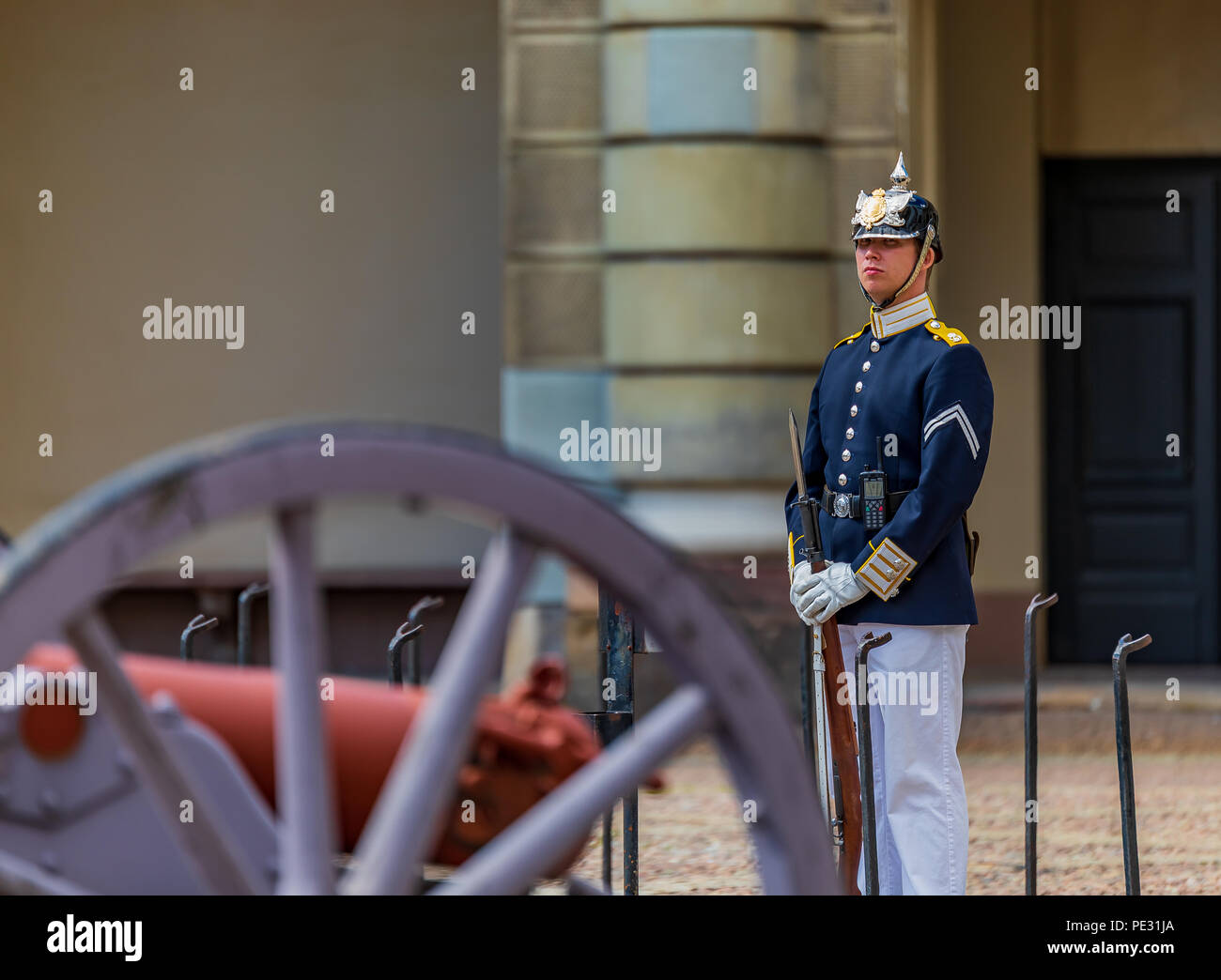 Stockholm, Suède - le 14 août 2017 : officier des forces armées suédoises en uniforme au poste de garde à l'extérieur du Palais Royal de Stockholm, Suède Banque D'Images