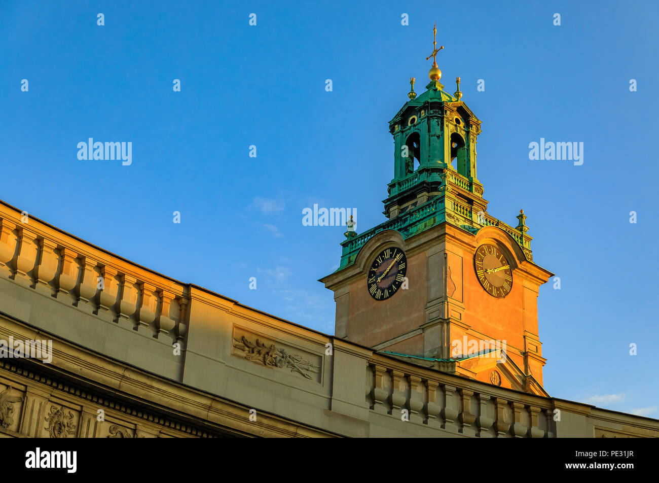 Tour de l'horloge de la cathédrale Storkyrkan ou Stockholm et la ballustrade de Kungliga slottet ou Le Palais Royal dans la vieille ville, Gamla Stan au coucher du soleil en Banque D'Images